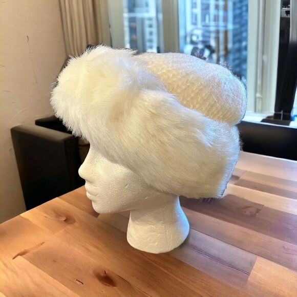 Knit hat with fur band excellent condition clean & fresh - Picture 2 of 13